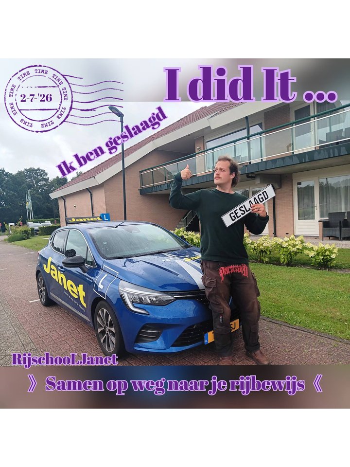 Geslaagde leerling met het GESLAAGD-bord naast de lesauto van RijschooL Janet
