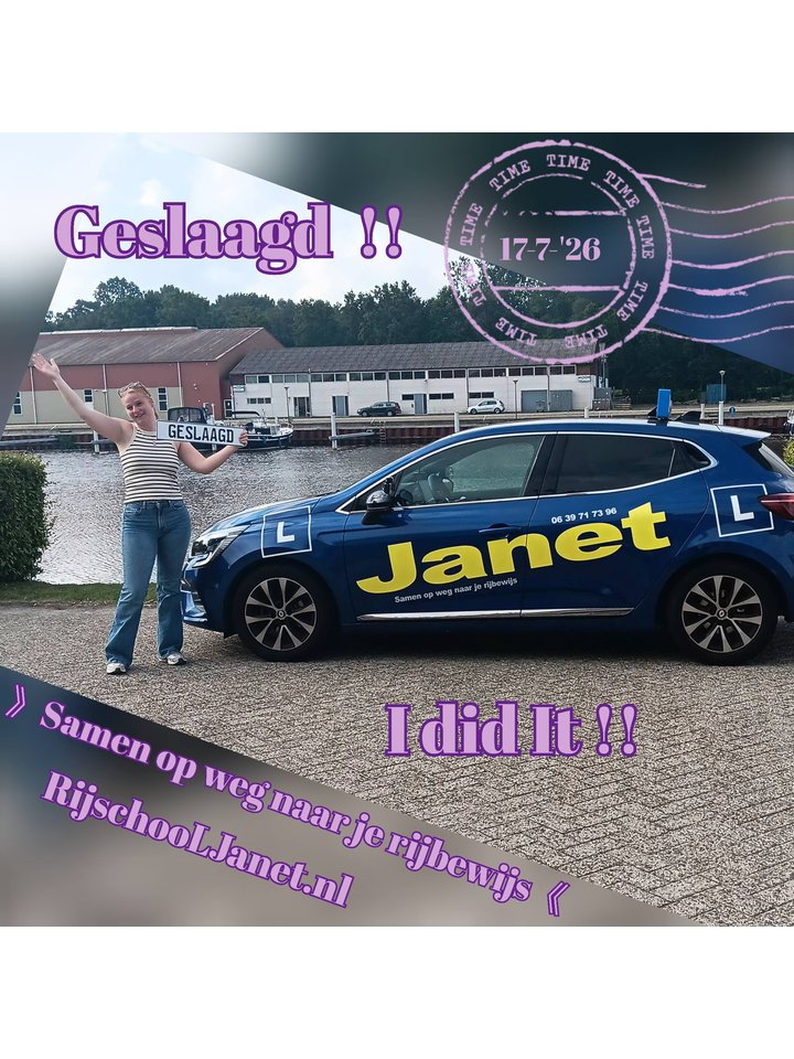 Geslaagde leerling juicht naast de blauwe lesauto van RijschooL Janet
